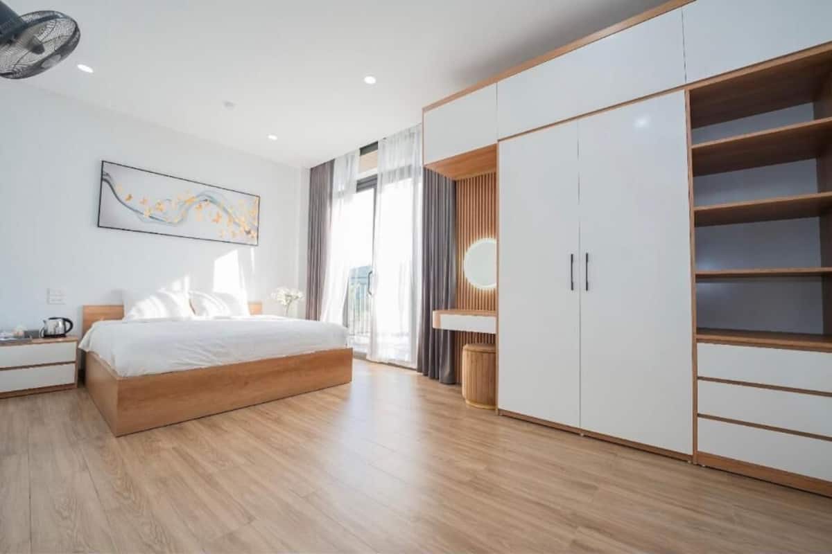 Escritorio, sistema de insonorización, wifi gratis y ropa de cama