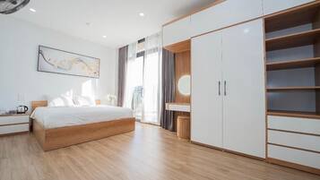 Desk, soundproofing, free WiFi, bed sheets