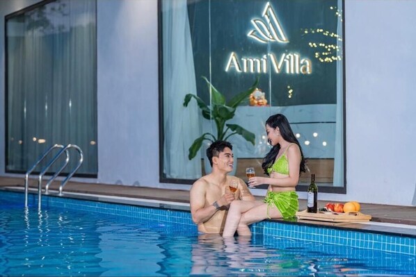 Una piscina al aire libre