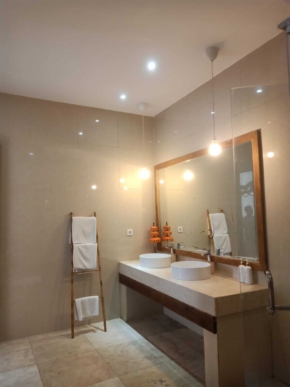 A modern bathroom with two sinks, a large mirror, and a towel rack. - Soleil Suites Petitenget By the jero 18 (Keroboken Kelod)