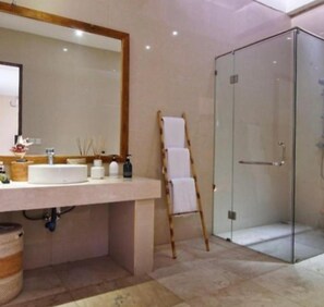 Free toiletries, towels