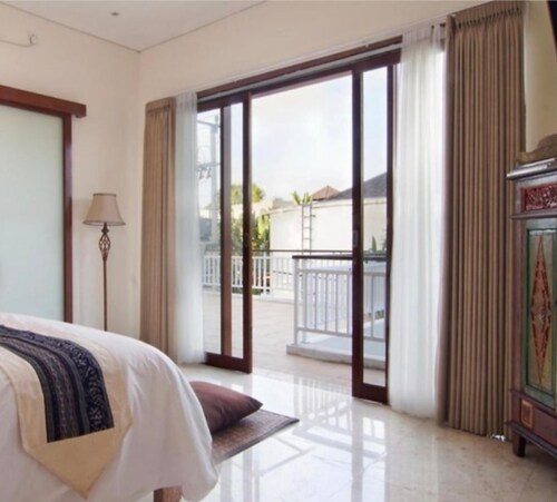 Soleil Suites Petitenget By the jero 18