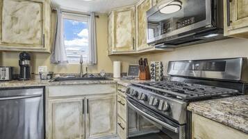 電冰箱、微波爐、洗碗機、烤麵包機