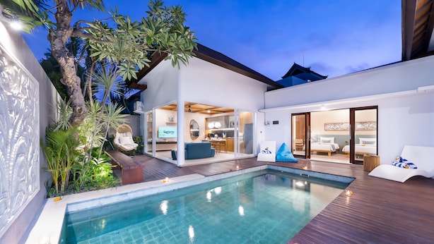 A modern house with a swimming pool, a dining area, and a bedroom with a large bed and a bathroom. -  Villa Sorano Canggu by Nagisa Bali (Kerobokan)