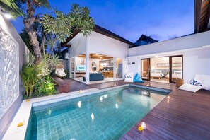 A modern house with a swimming pool, a dining area, and a bedroom with a large bed and a bathroom. -  Villa Sorano Canggu by Nagisa Bali (Kerobokan)