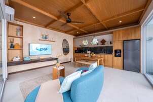 Hervidor eléctrico y mesa de comedor