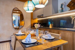 Deluxe villa, 2 slaapkamers, uitzicht op zwembad | Privékeuken | Een waterkoker, eettafels