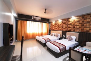Deluxe Double or Twin Room | Egyptian cotton sheets, premium bedding, desk, laptop workspace