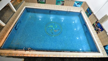 Kolam renang indoor