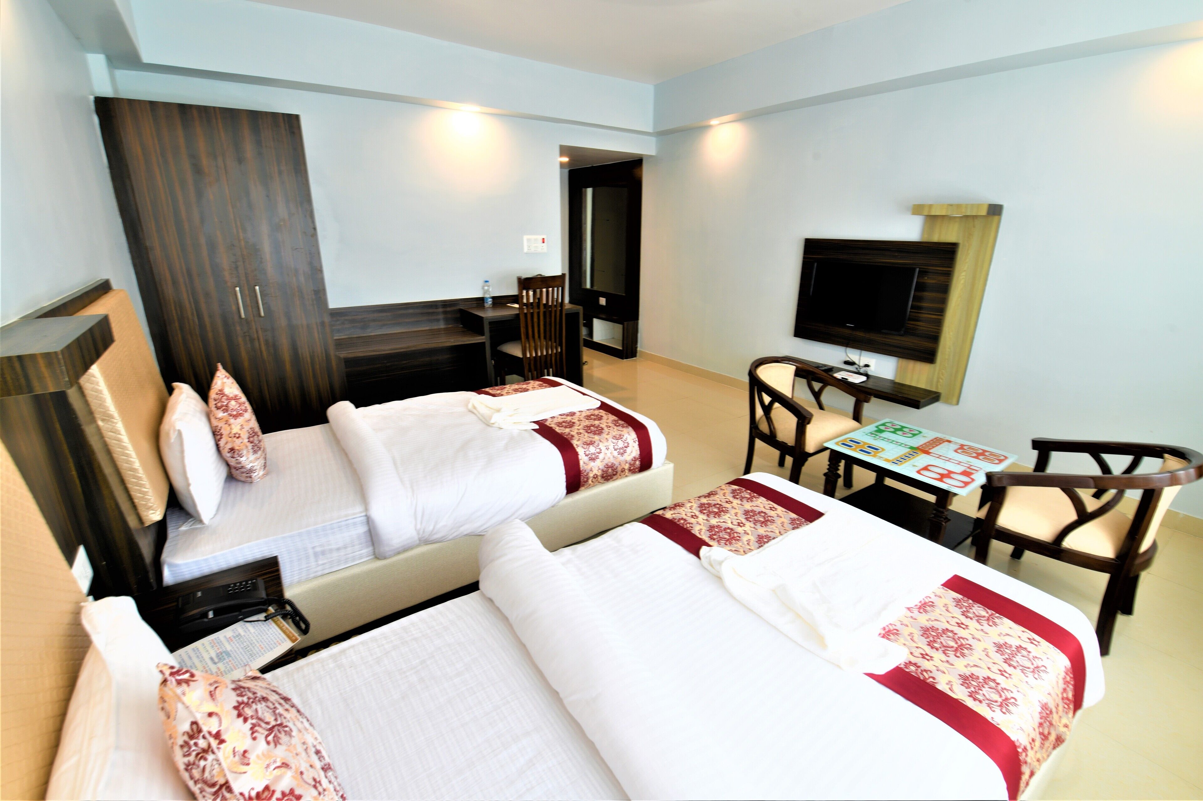 Deluxe Double or Twin Room | Egyptian cotton sheets, premium bedding, desk, laptop workspace