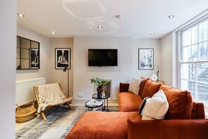 Apartamento (1 Bedroom) | Zona de estar | Una televisión