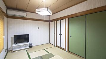 Classic House | Living area | 32-inch flat-screen TV with cable channels