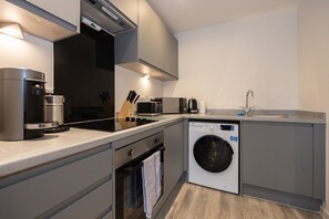 Fridge, microwave, oven, stovetop - GuestReady - Amazing stay in Liverpool (Liverpool)