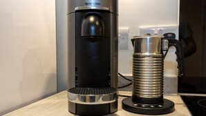Une machine à café Nespresso et une cafetière en acier inoxydable sur un plan de travail.