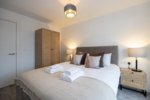 1 dormitorio, escritorio, tabla de planchar con plancha y Internet
