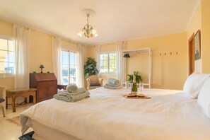 4 slaapkamers, een strijkplank/strijkijzer, gratis wifi, beddengoed