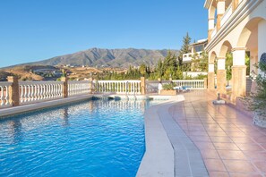 A heated pool - Villa Carlos Mijas Golf, Mijas, Spain (Mijas)