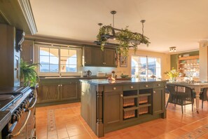 Fridge, microwave, oven, stovetop - Villa Carlos Mijas Golf, Mijas, Spain (Mijas)