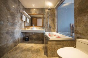 Luxury Suite | Bathroom | Hair dryer, towels - Sunset Sea Hotel (Da Nang)