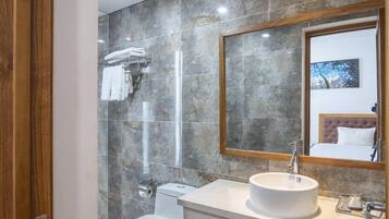 Deluxe-Zimmer | Badezimmer | Haartrockner, Handtücher