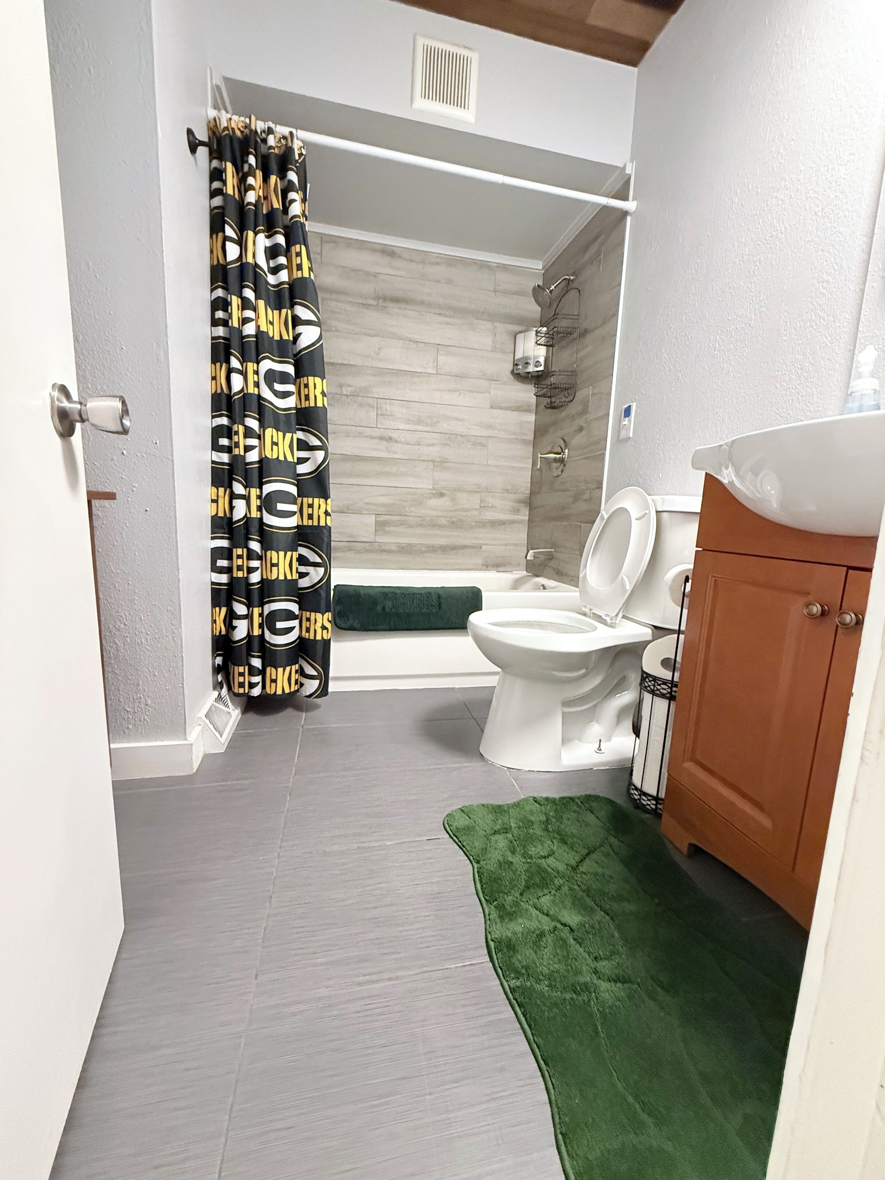 Secador de pelo, toallas, jabón y champú