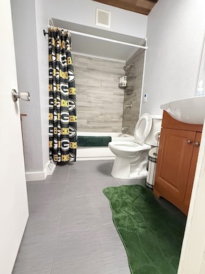 Hair dryer, towels, soap, shampoo - 10 Min Walk to Lambeau! (Green Bay)
