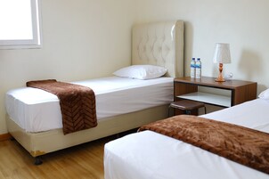 Quarto duplo standard | Escrivaninha, cortinas blackout, roupa de cama