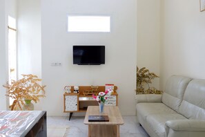 En 24-tommers LCD-TV med Parabol-TV