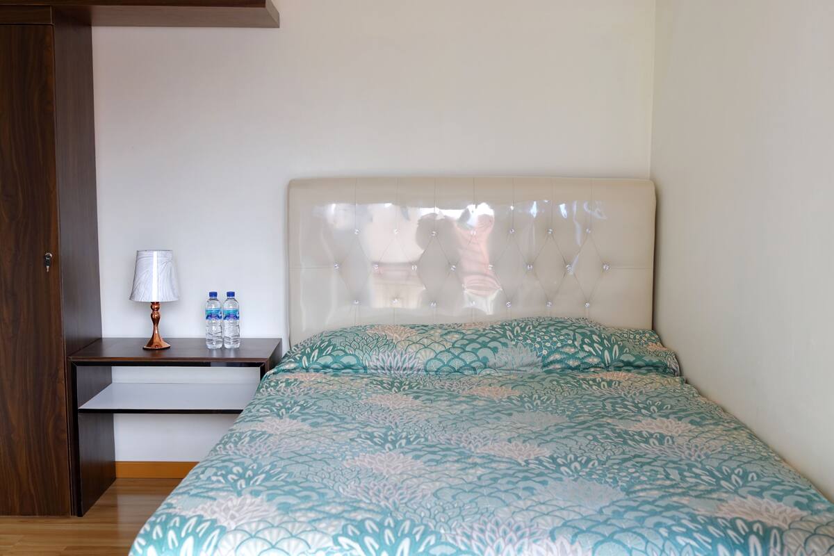 Escritorio, cortinas blackout y ropa de cama