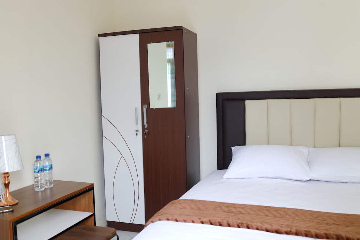 Escritorio, cortinas blackout y ropa de cama