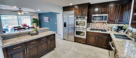 冷蔵庫、電子レンジ、オーブン、食器洗い機