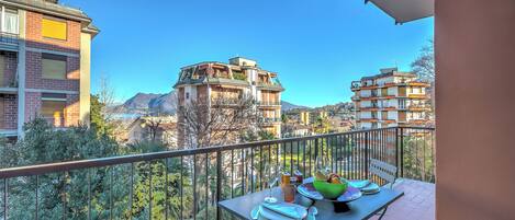 Perhehuoneisto, useita makuuhuoneita (Alelù Classy And Chic Stresa Center) | Ulkoruokailutilat