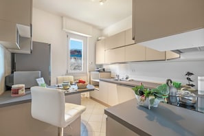 Uma cozinha moderna com área de jantar, janela e vista para o exterior.