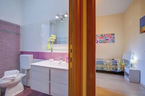 淋浴设施、吹风机、坐浴桶、毛巾