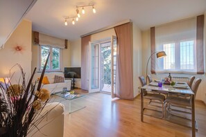Family Apartment, Multiple Bedrooms (Alelù Classy And Chic Stresa Center) | Living area | 21-inch flat-screen TV with digital channels - Alelu Classy And Chic Stresa Center (Stresa)