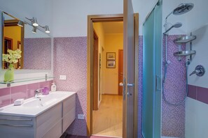 Familieleilighet, flere soverom (Alelù Classy And Chic Stresa Center) | Bad | Dusj, hårføner, bidé og håndklær