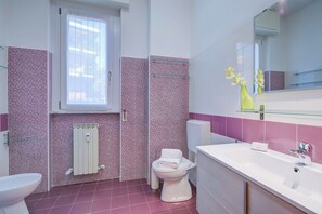 Familie appartement, meerdere slaapkamers (Alelù Classy And Chic Stresa Center) | Badkamer | Een douche, een haardroger, een bidet, handdoeken