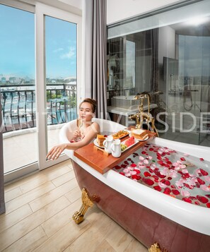 Grand Suite | Hypo-allergenic bedding, minibar, desk, laptop workspace - Ari-ta Riverside Da Nang Hotel & Suite (Da Nang)