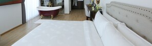 Grand Suite | Hypo-allergenic bedding, minibar, desk, laptop workspace
