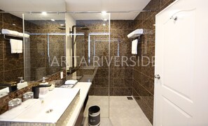 Luxury-Apartment | Badezimmer | Duschwanne, Komfortbadewanne, Regendusche, kostenlose Toilettenartikel