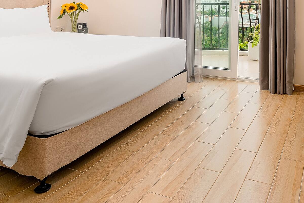 1 bedroom, hypo-allergenic bedding, minibar, desk