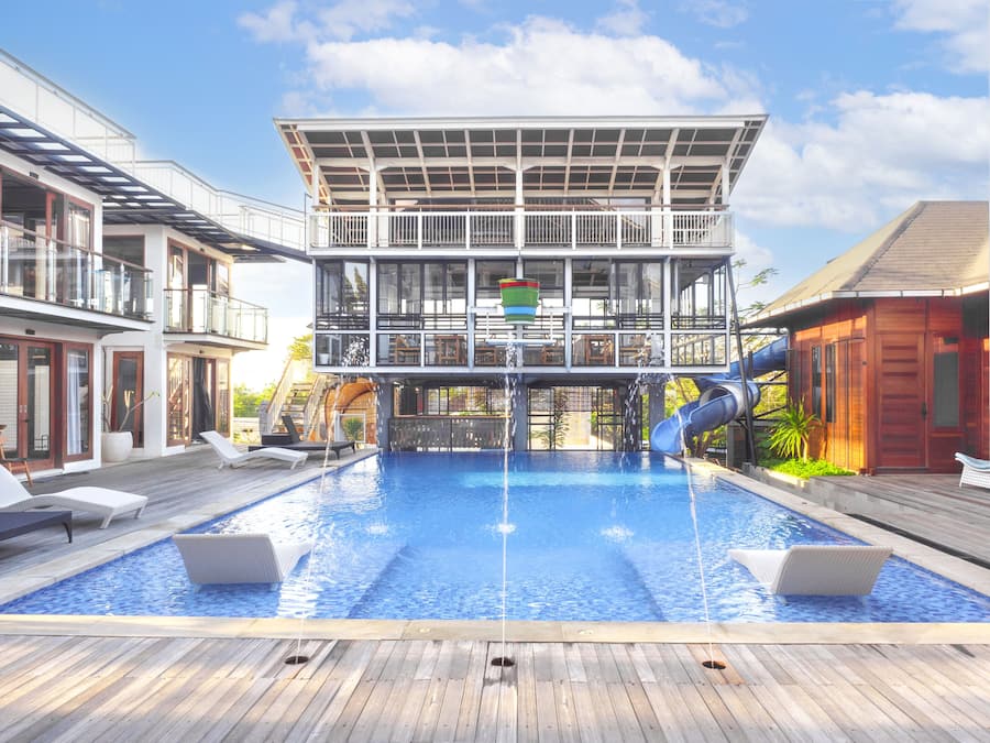 Una piscina al aire libre, sillones reclinables de piscina