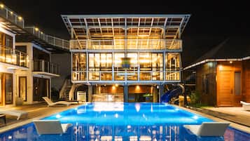 Outdoor pool, open 9:00 AM to 9:00 PM, pool loungers