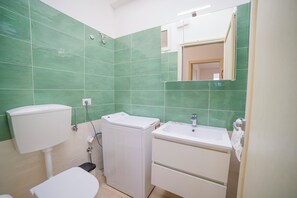 Căn hộ Tiêu chuẩn, nhiều phòng ngủ (La Primula Apartment 3 Sea View) | Phòng tắm | Buồng tắm vòi sen, máy sấy tóc, chậu vệ sinh/vòi rửa, khăn tắm 