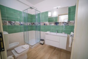 Apartemen Standar, beberapa kamar (La Primula Apartment 3 Sea View) | Kamar mandi | Shower, pengering rambut, kloset, dan handuk