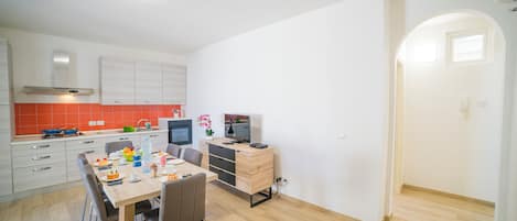 Standard Apartment, Multiple Bedrooms (La Primula Apartment 3 Sea View) | Dining