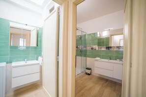 A modern bathroom with a shower, two sinks, and a mirror. - La Primula Apartment 3 Sea View (Salve)