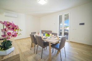 Standard Apartment, Multiple Bedrooms (La Primula Apartment 3 Sea View) | Dining