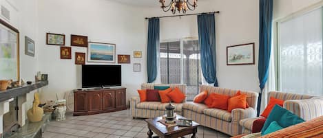 Casa estándar, varias habitaciones, 2 baños (Villa Isidoro Sea View) | Área de sala de estar | Televisión de pantalla plana de 21 pulgadas con canales por cable