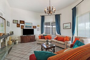 Hus – standard, flere soverom, 2 bad (Villa Isidoro Sea View) | Oppholdsområde | En 21-tommers Flatskjerm-TV med kabel-kanaler
